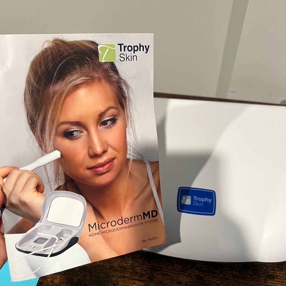 MicrodermMD White Microdermabrasion Machine - Picture 3 of 3